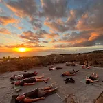 The Tree House Surf Camp * 阿德耶