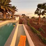 The Tree House Surf Camp 旅馆 *