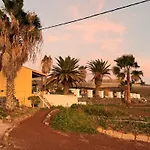 The Tree House Surf Camp Hostal *