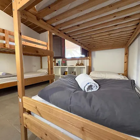 אכסניה The Tree House Surf Camp *