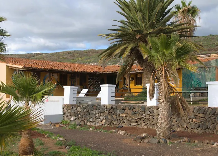 Hostal The Tree House Surf Camp