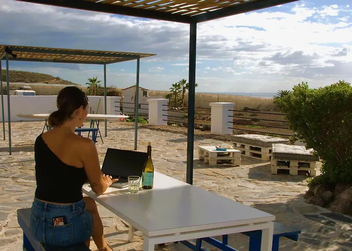 Hostal The Tree House Surf Camp