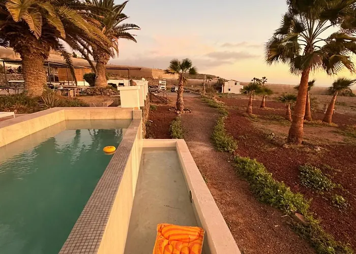 The Tree House Surf Camp Hostal *